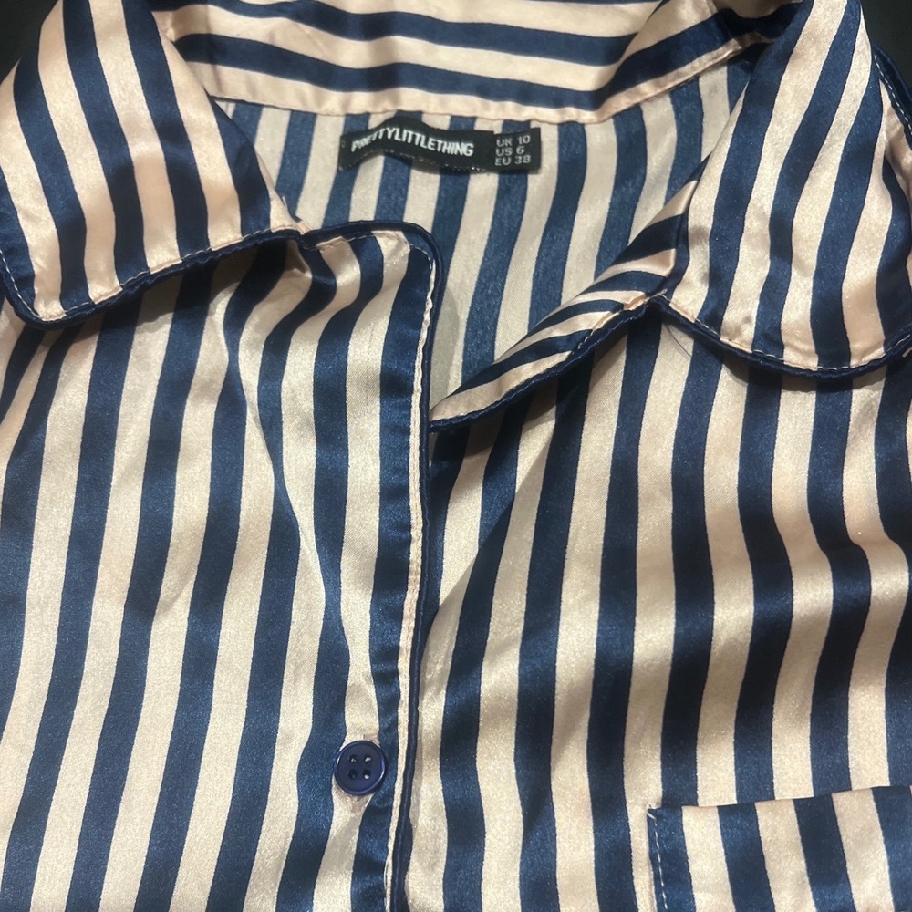 PrettyLittleThing Navy Satin Pinstripe Short‎ Sleeve Pajama Top Button Down US 6 - Picture 2 of 4